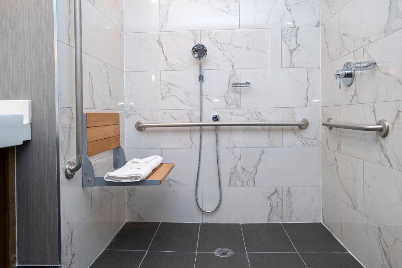 Sandman Signature Sherwood Park Hotel Bagian luar foto