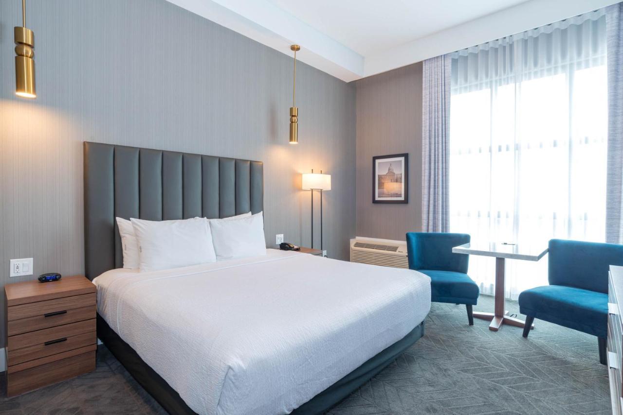 Sandman Signature Sherwood Park Hotel Bagian luar foto