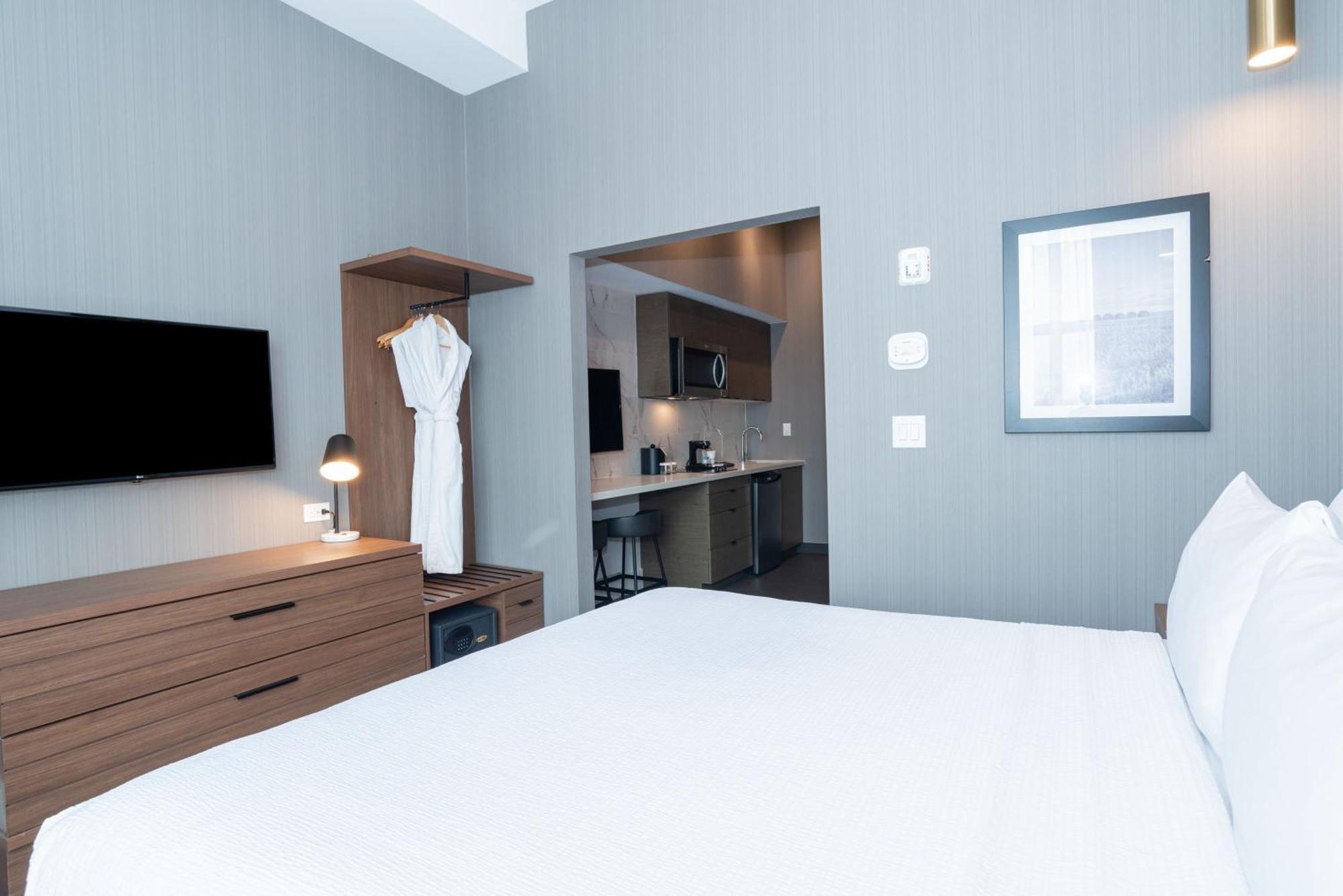 Sandman Signature Sherwood Park Hotel Bagian luar foto
