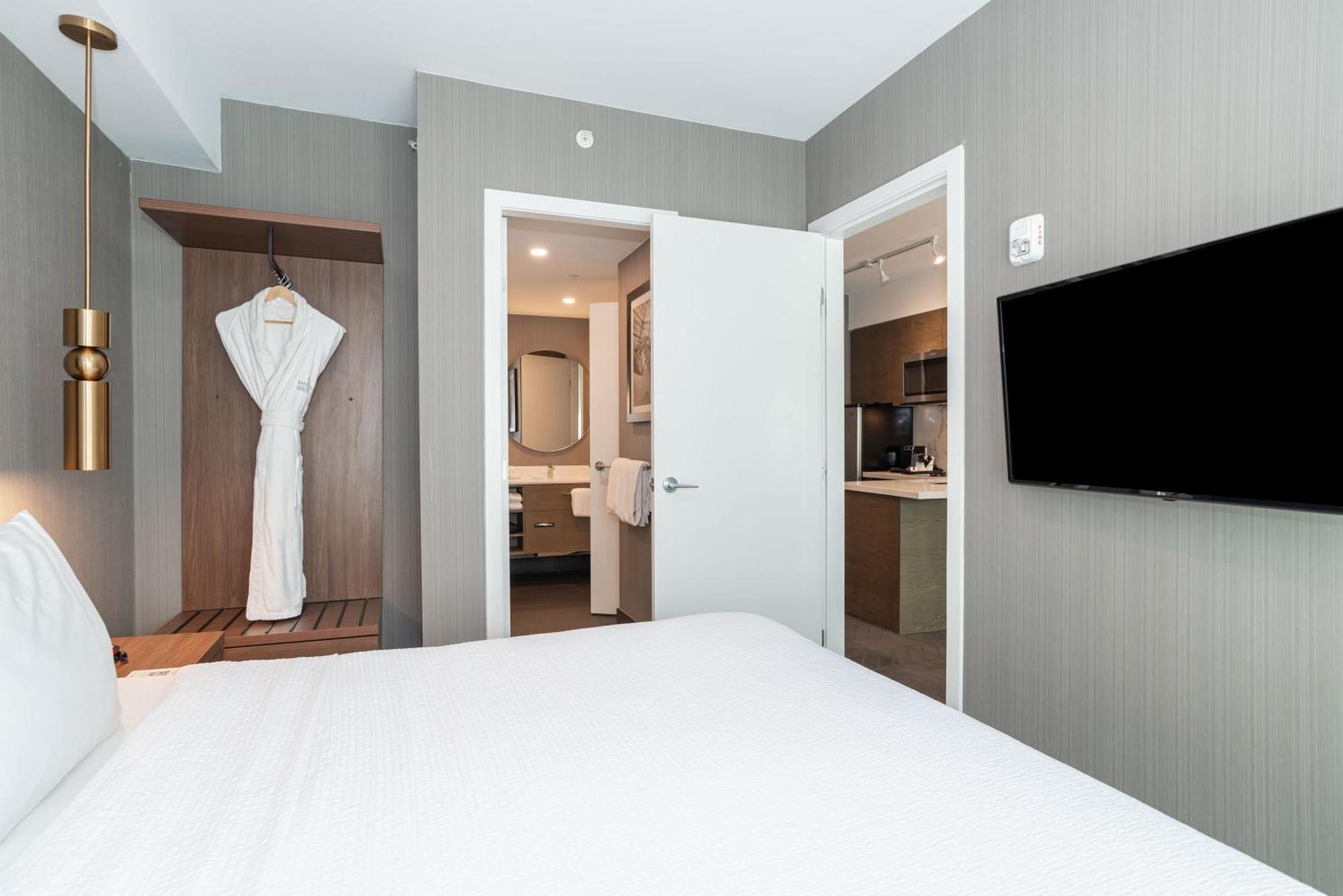 Sandman Signature Sherwood Park Hotel Bagian luar foto