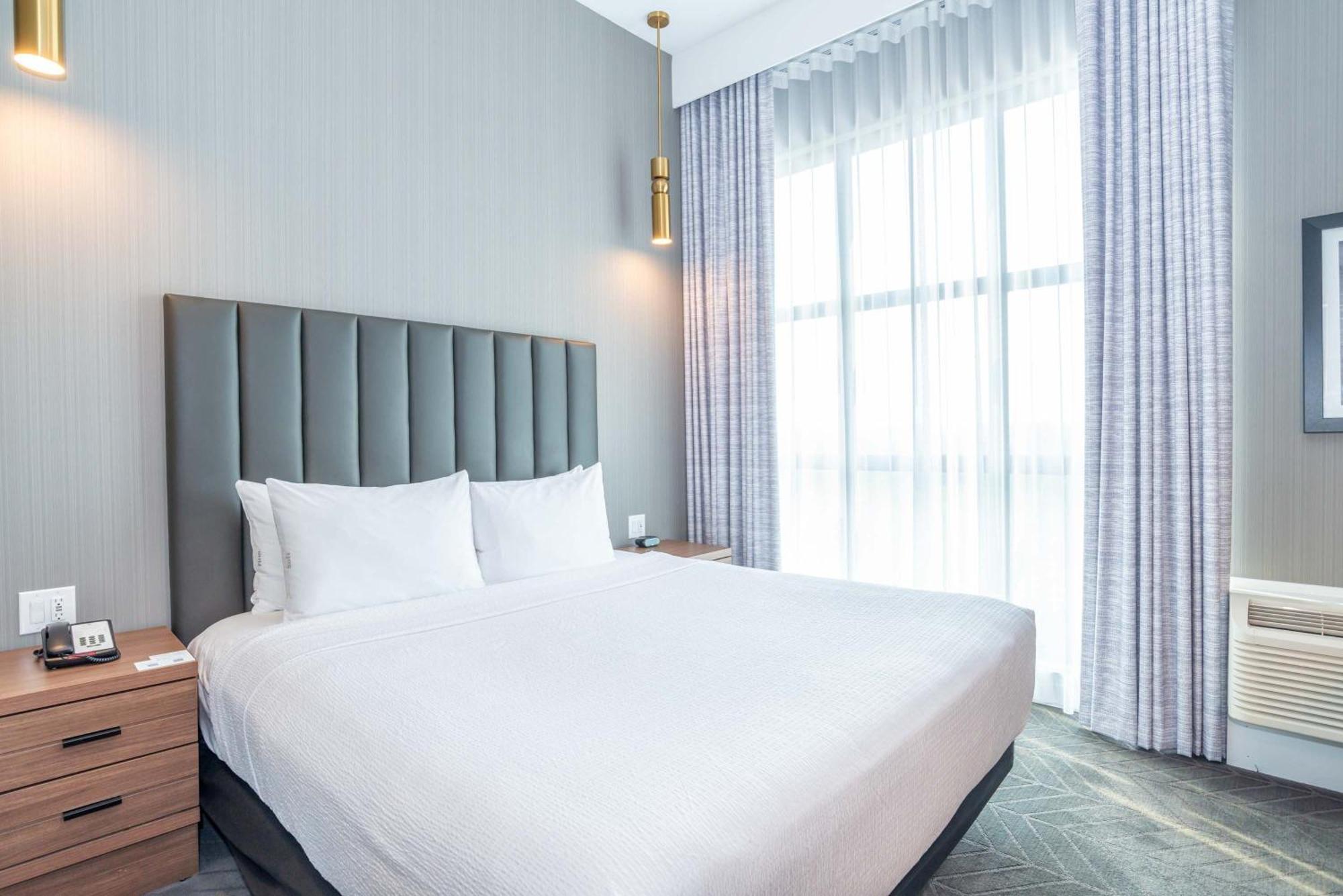 Sandman Signature Sherwood Park Hotel Bagian luar foto