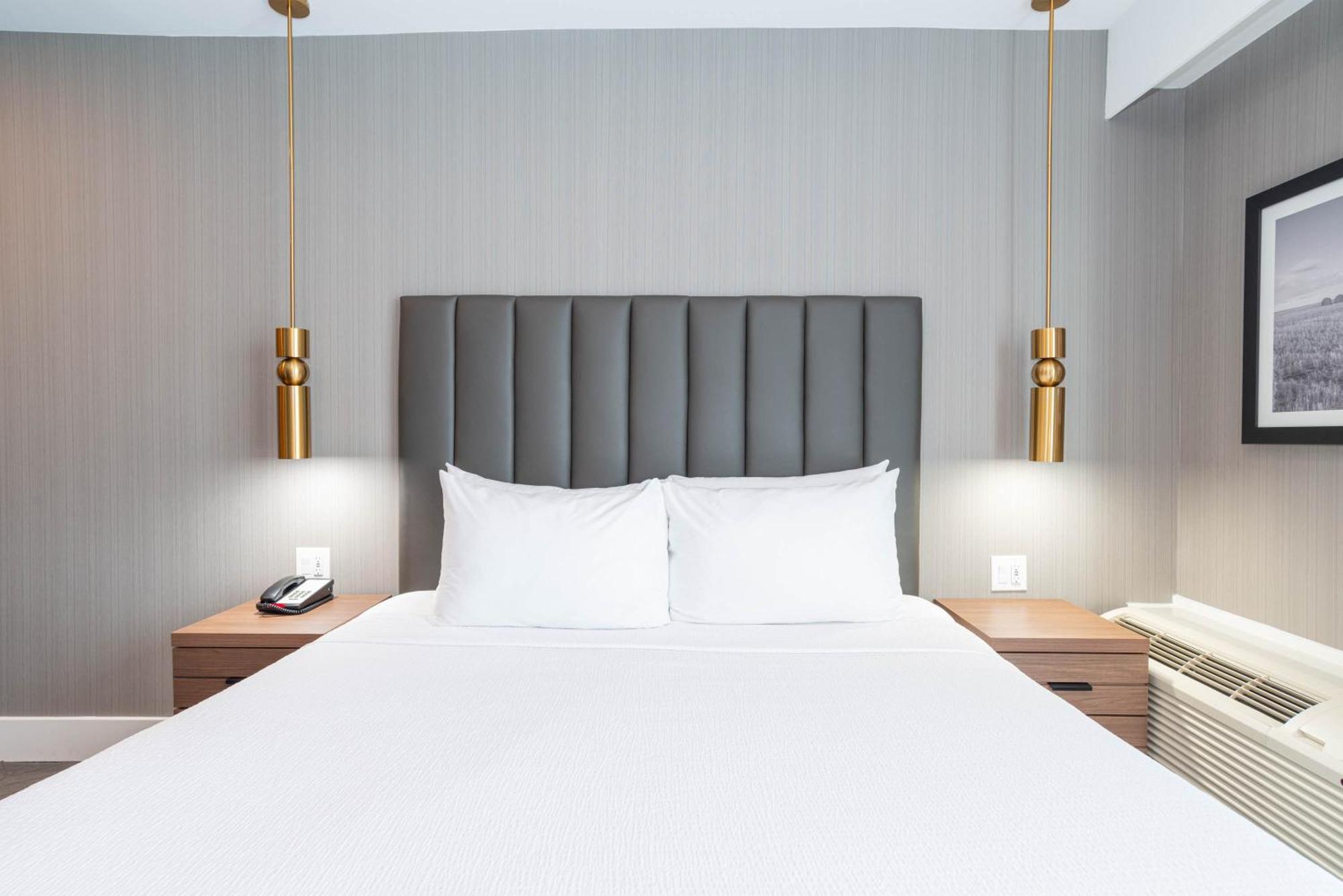 Sandman Signature Sherwood Park Hotel Bagian luar foto