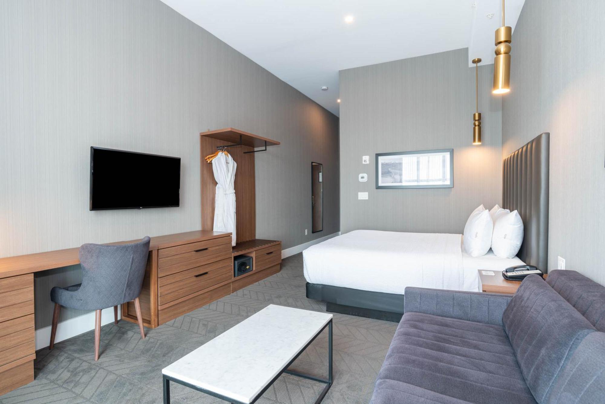 Sandman Signature Sherwood Park Hotel Bagian luar foto