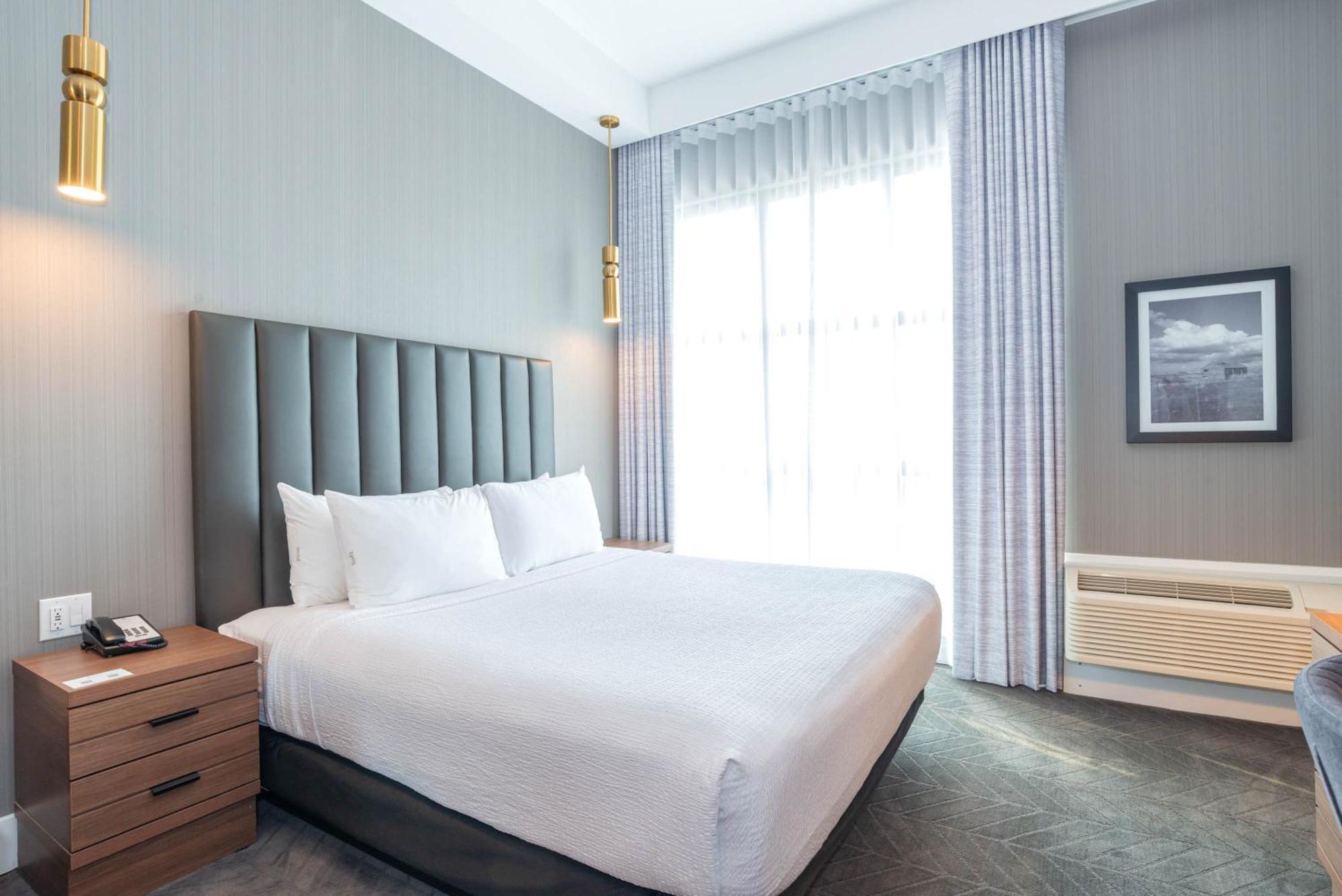Sandman Signature Sherwood Park Hotel Bagian luar foto
