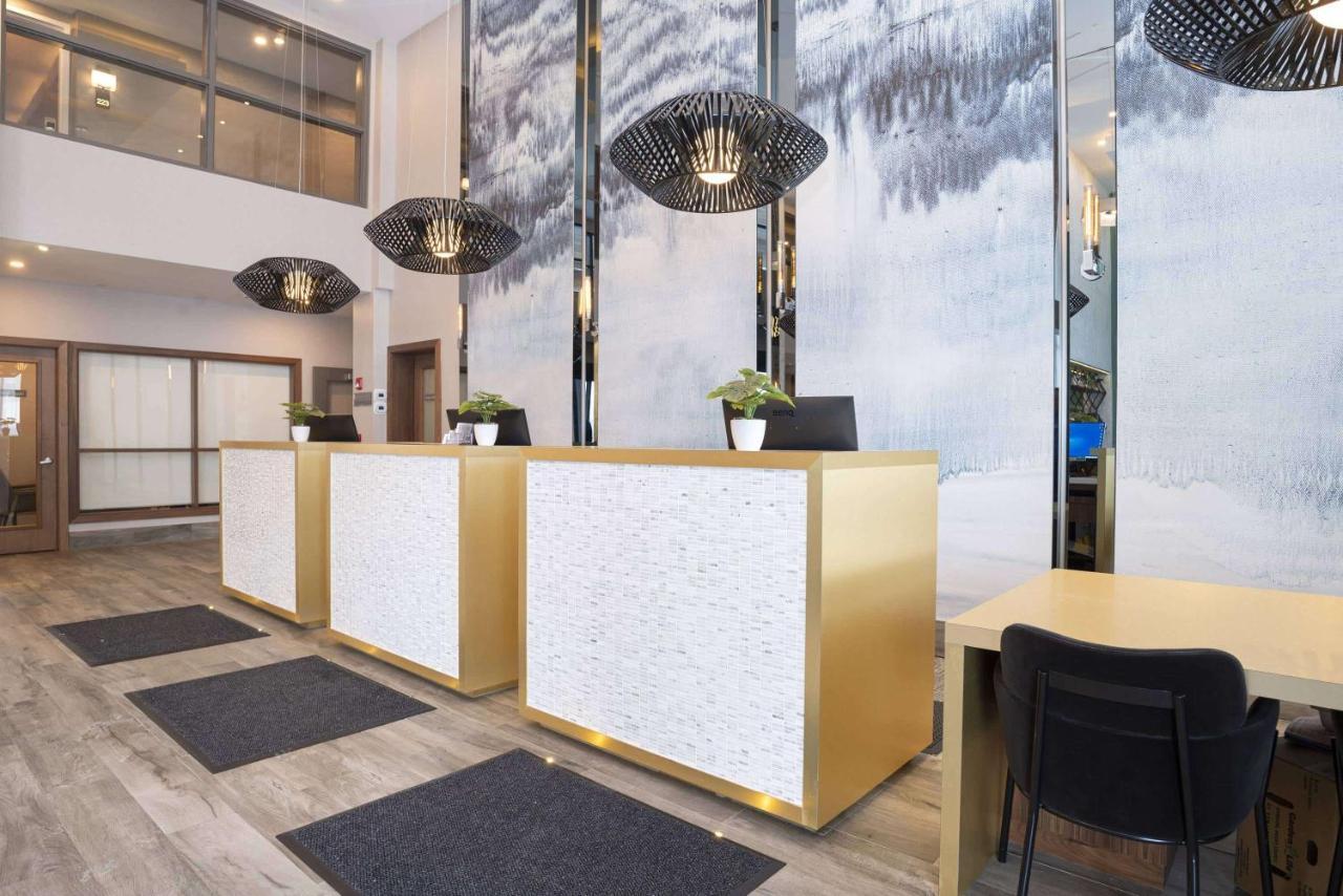 Sandman Signature Sherwood Park Hotel Bagian luar foto