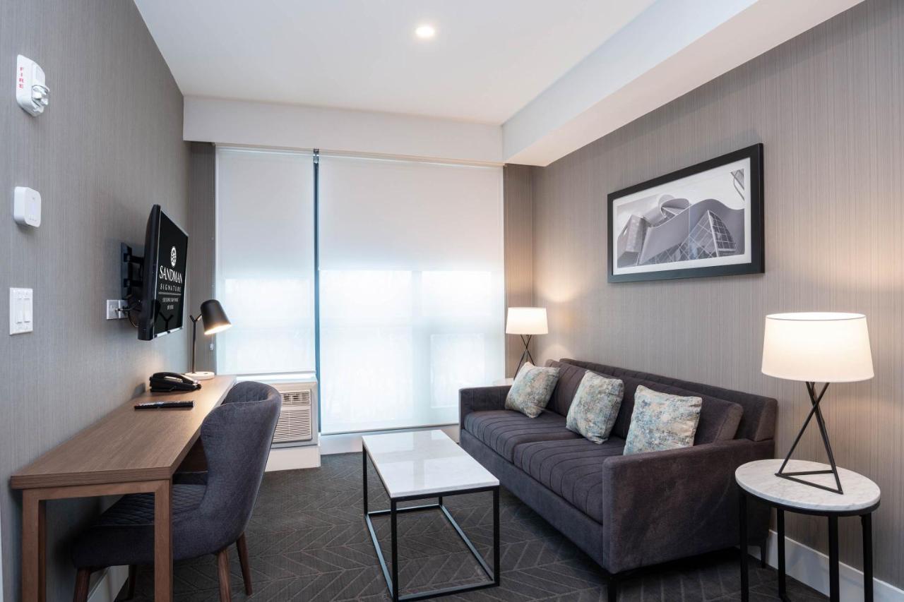 Sandman Signature Sherwood Park Hotel Bagian luar foto